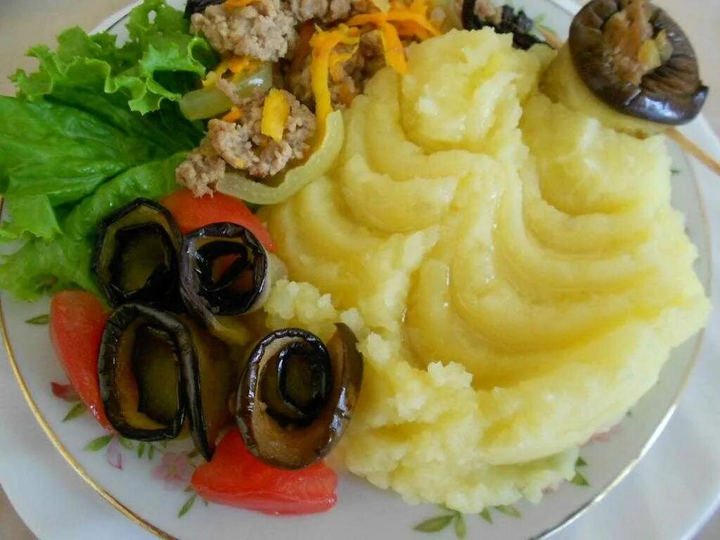 Пюре с грибами и луком. Пюре с курицей и грибами. Рецепт картошки пюре с шампиньонами. Картофельное пюре с курицей. Грибной строганофф.