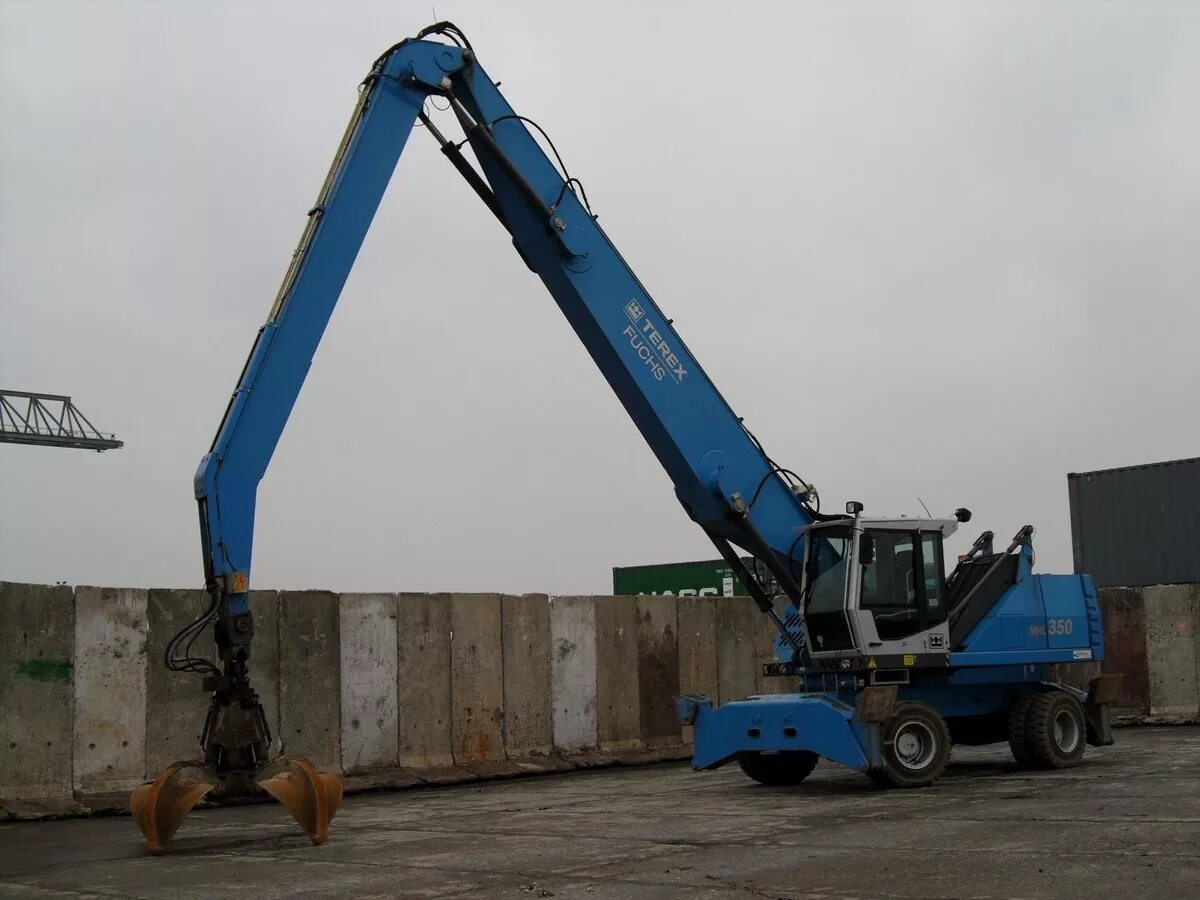 Перегружатели fuchs. Фукс 350 перегружатель. fuchs mhl 350. terex fuchs mhl 350. фукс погрузчик перегружатель лома.