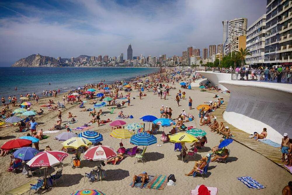 Где лучше в августе. Пляжи Испании. Лучшие пляжи Испании. Пляжи за границей. Испанский пляж.