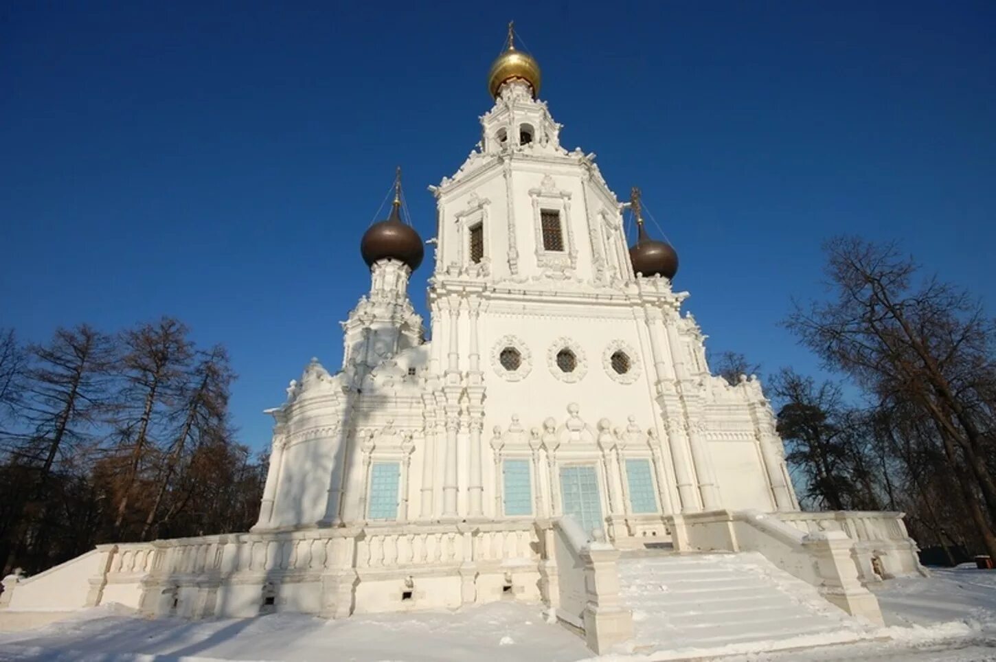 Церковь на территории усадьбы. Церковь Троицы в Троице-Лыково. Церковь Троице Лыково в Строгино. Троицкий храм в Троице-Лыково. Усадьба Троице-Лыково Москва.