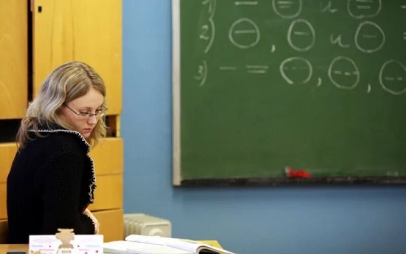 С кем согласился учитель. Почему учителя уходят из школы. Почему учителя уходят из школы. Сколько стоит искусство человек спрашивал. Почему уходят учителя.