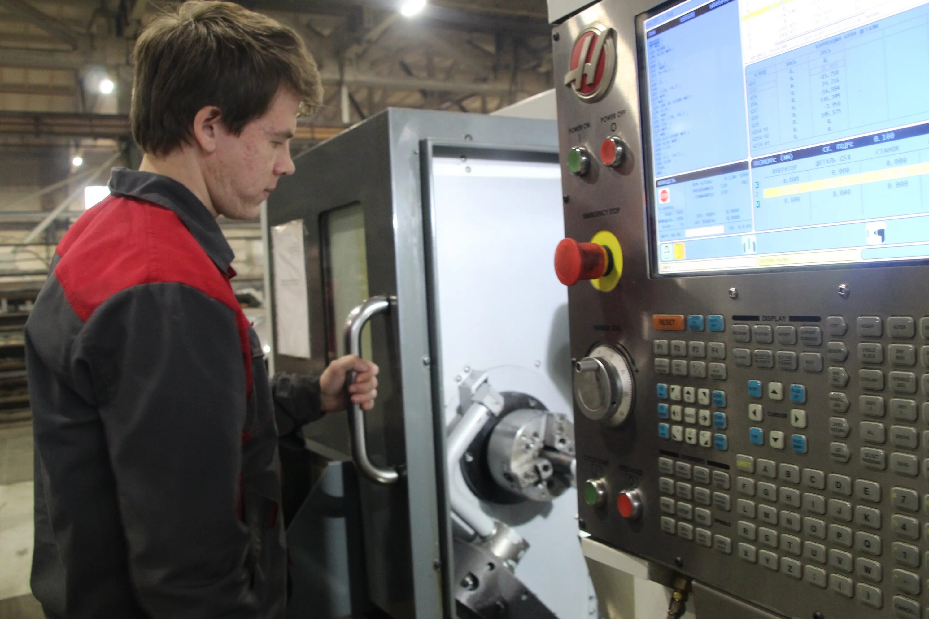 600 работникам