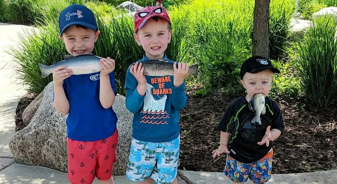 Мальчик с рыбой. Мальчик с рыбкой. Три ребенка с рыбой. Ребенок рыбы мальчик