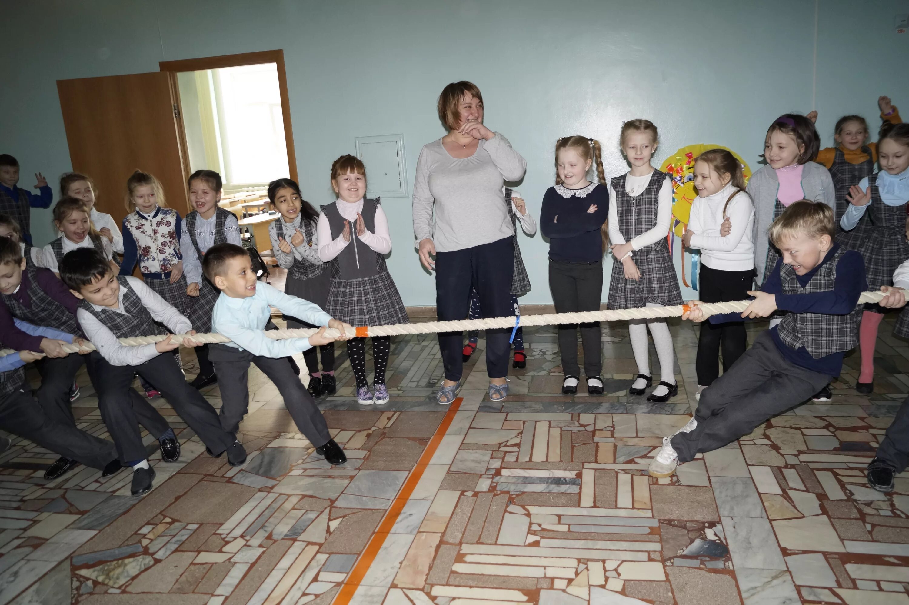 подвижные игры на перемене. школьные игры на переменах. подвижная перемена в школе. перемена в школе. дети в школе на перемене.