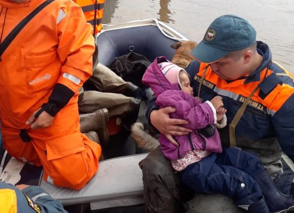 Спасение людей организуется в первоочередном. МЧС России спасение людей наводнения. МЧС спасает людей при наводнении. Наводнениями (паводками);МЧС. Спасатели спасают людей от наводнения.