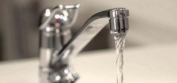 Горячая вода левобережная. Кран с водой. Вода течет из крана.