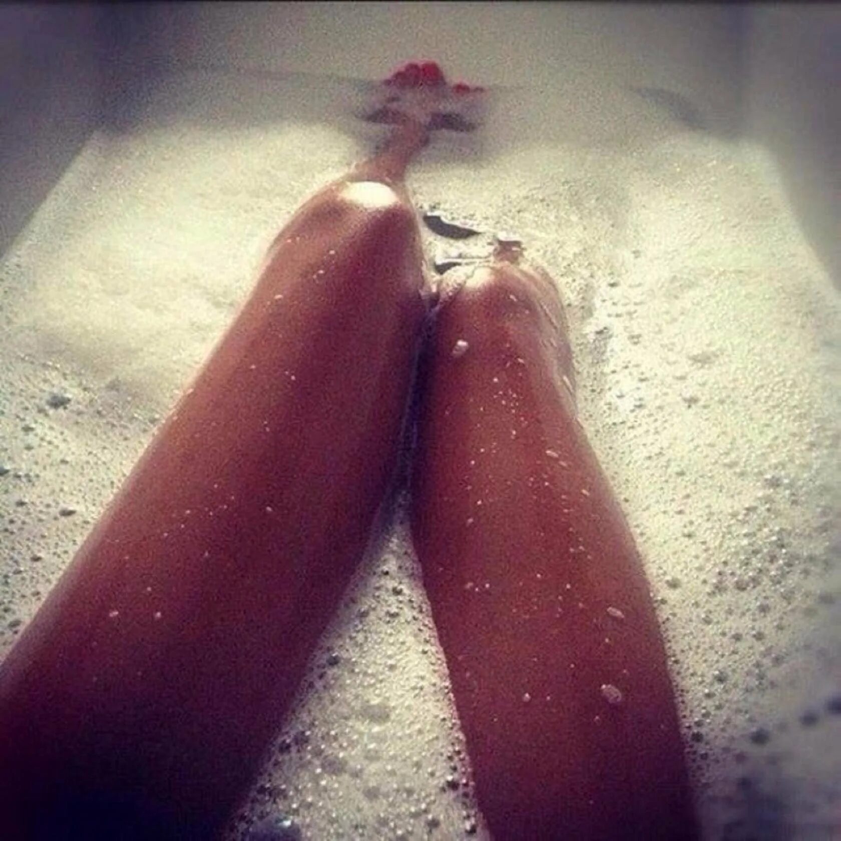 Красивые женские ножки в ванной. Красивые женские ноги в ванне. Ноги в ванной с пеной девушек. Ноги в ванне с пеной