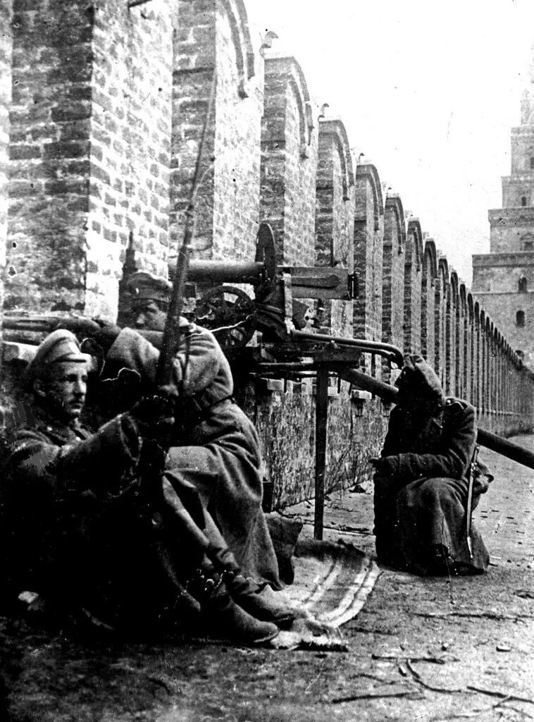 Юнкера 1917. Октябрь 1917 москва штурм кремля. Юнкера в кремле 1917. Похороны юнкеров в москве 1917 года. Юнкера 1917.