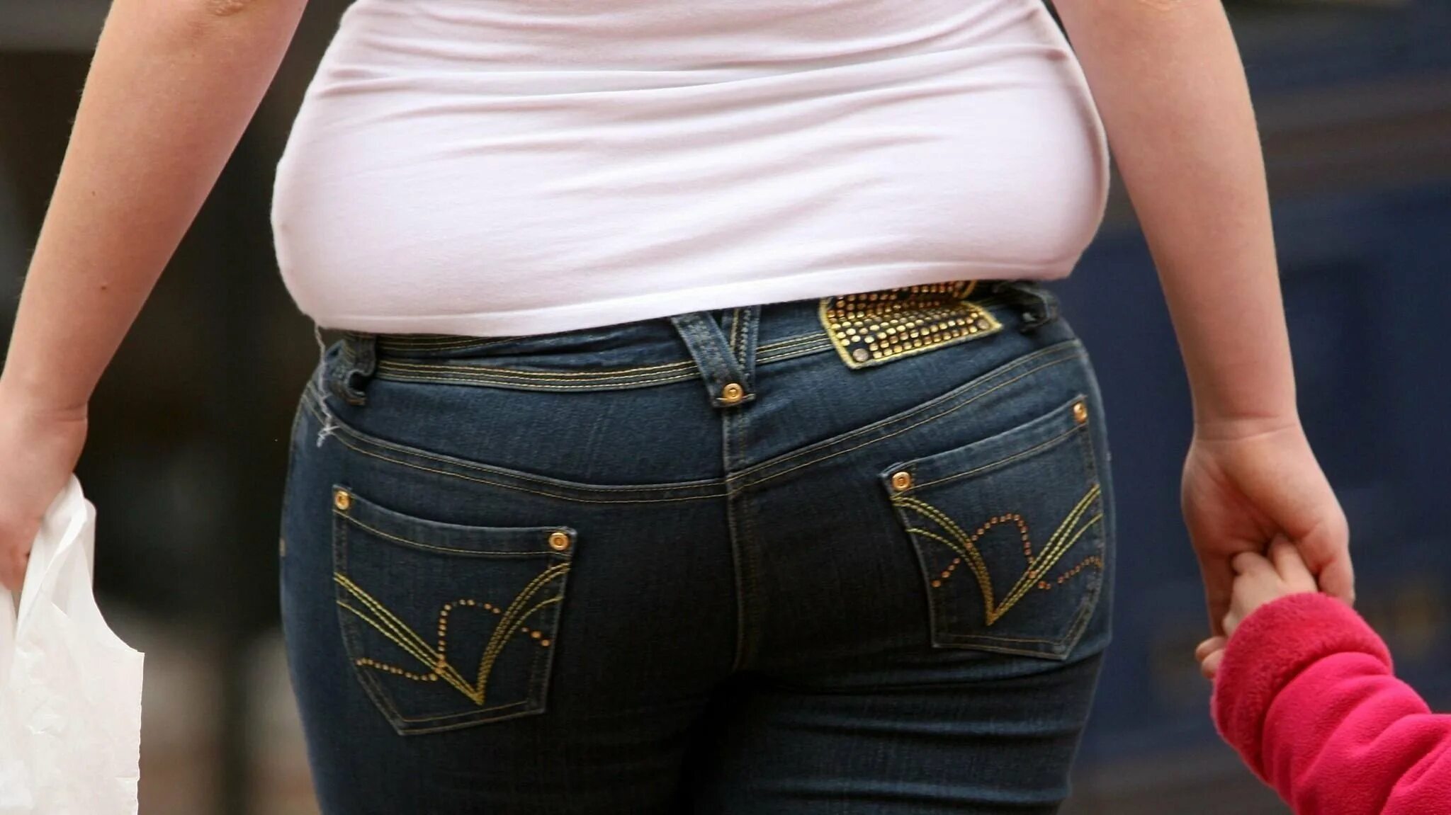 Тесно торчали. Люди в самолете. Метр. Тесно торчали на грядках перепутанные горохом бурые листья. Тесно торчали.