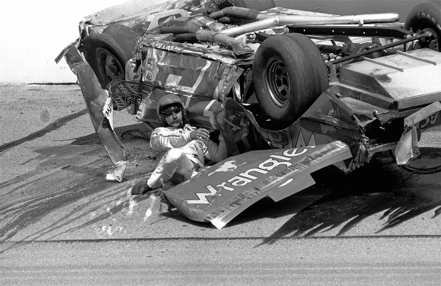 Look that car over there crash. Эрнхардт crash. Дейл Эрнхардт старший авария. NASCAR аварии Эрнхардт. Race and Wreck cars.