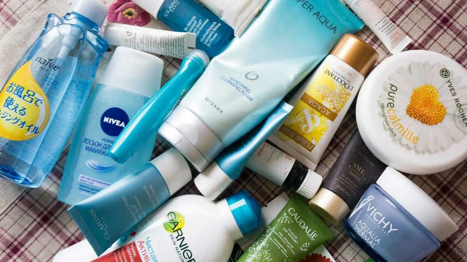 Много уходовой косметики. Необычные косметические средства. Продавец косметики. Запасы косметики. Химические средства косметики.