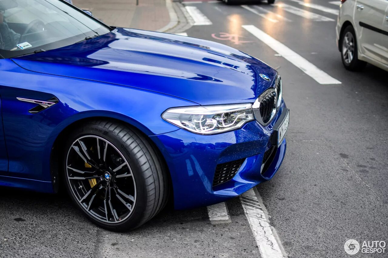 Синий тут. Bmw m5 f90 в пленке. bmw m5 f90 синий матовый. bmw m5 f30 синяя. цвета бмв м5 ф90.