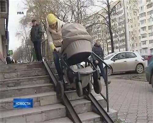 Как спустить коляску по лестнице с ребенком. Спуск коляски по лестнице. спуск коляски по пандусу. пятиэтажка со спуском коляски. коляска спуск на заднем колесе.