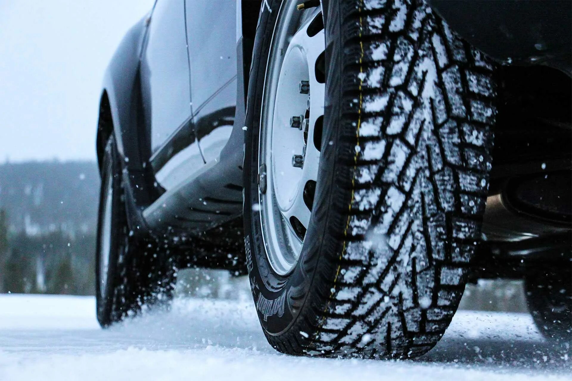 Замена колес зима лето. Зимние шины. Шипованные шины. Зимняя резина на автомобиле. Зимние шины на машине.