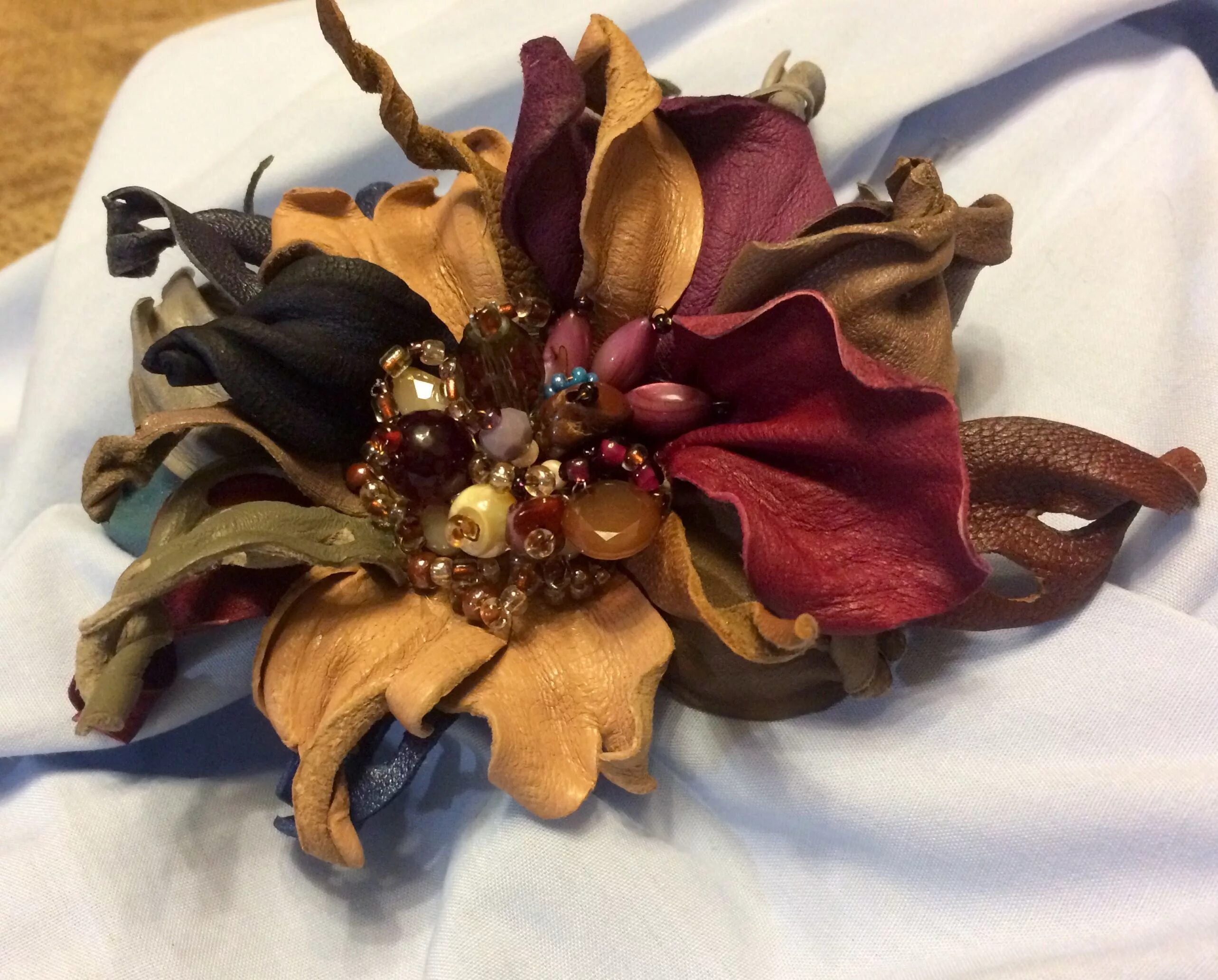 Украшения из кожи для сумок. Украшения из кожи своими руками. Поделки из кожи для начинающих своими руками. Украшения из кожи. Броши из искусственной кожи.