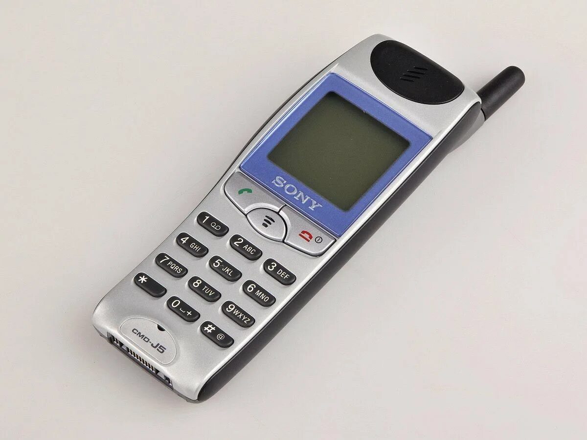 Старые телефоны sony. Sony cmd-j5. Сони Эриксон j5. Сотовый телефон Sony j5. Сотовый телефон сони с колесиком сбоку.