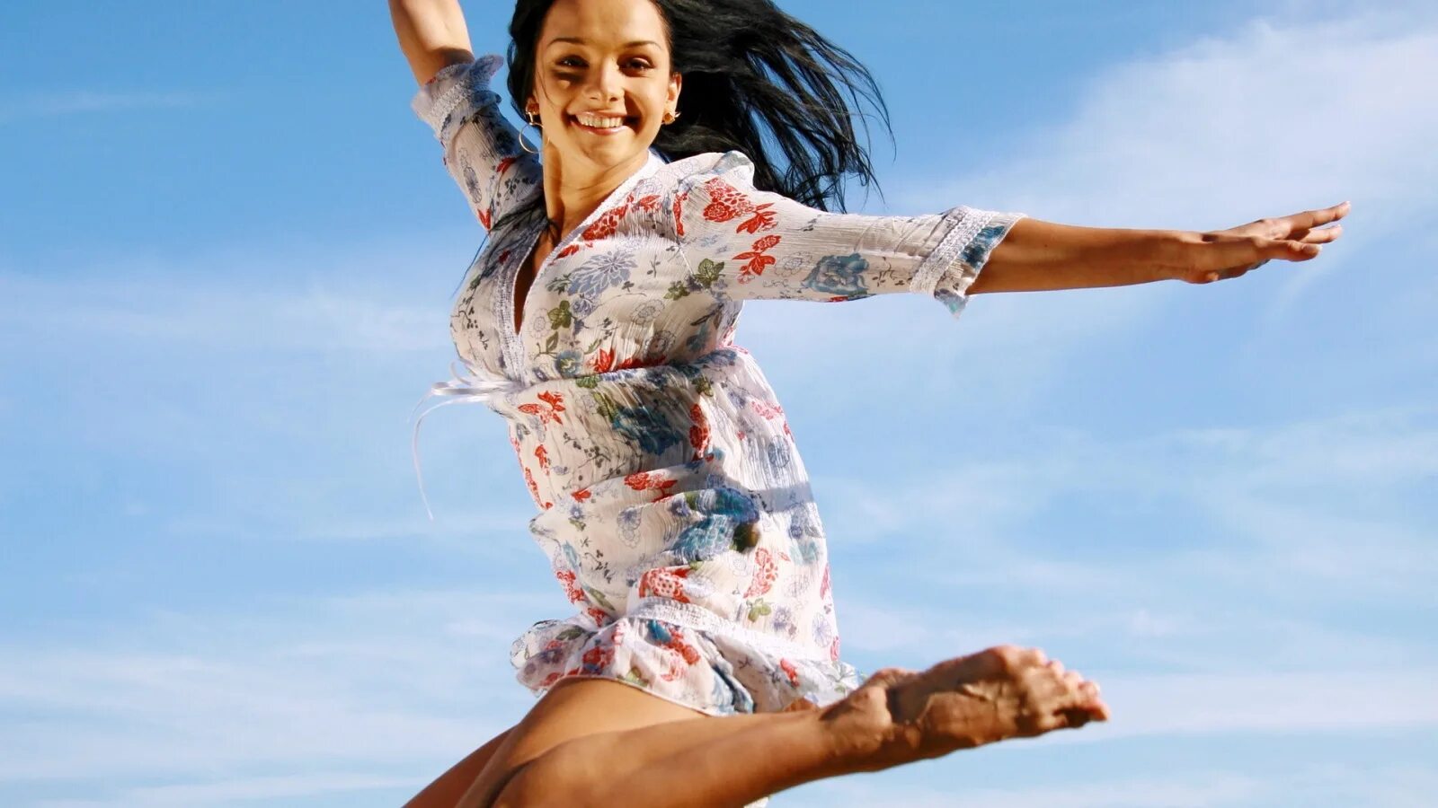 Радостная девушка. Женщина радуется. Девушка прыгает в море. Девушка полна сил. Девушка в прыжке.