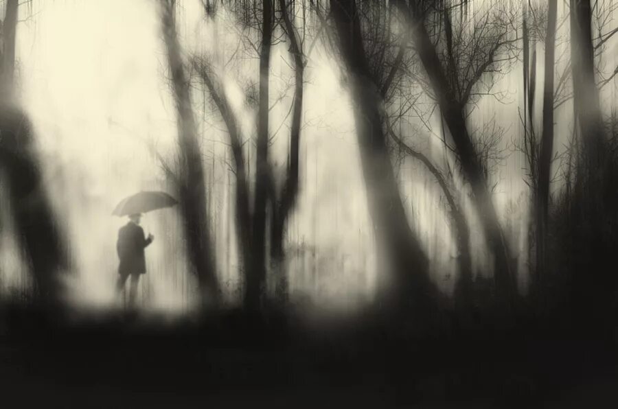 фэнтези пейзажи. убегающая девушка в платье. мистический фон. странность красивая. про сон.