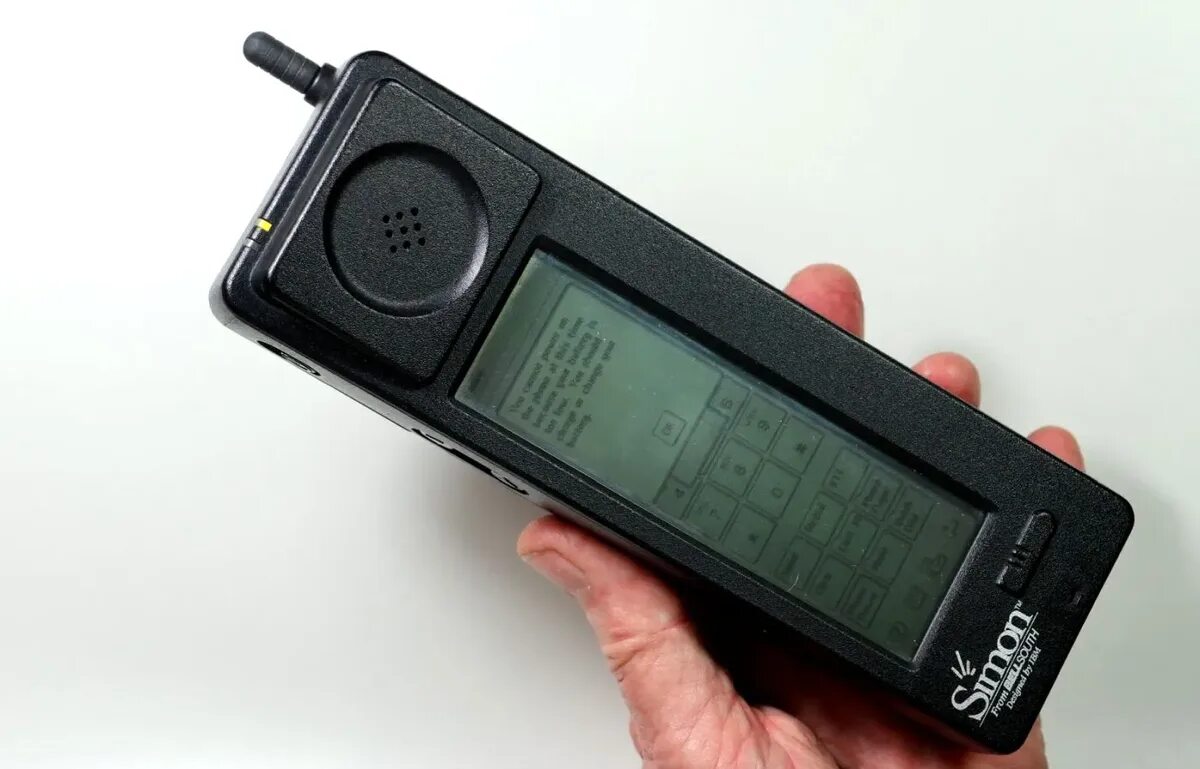 Ibm simon. Смартфон IBM Simon. Первый смартфон Simon, IBM. 1992 Simon IBM первый смартфон. IBM Simon personal Communicator.