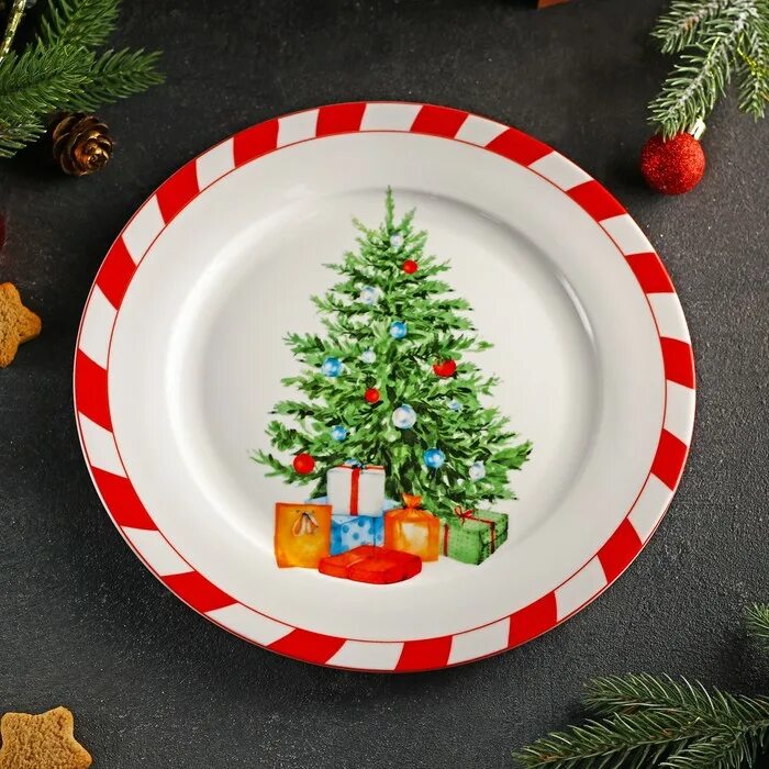 Тарелка елка. Тарелка обеденная новогодняя. Тарелка елка. Тарелка новогодняя елочка. Тарелка в форме елки.