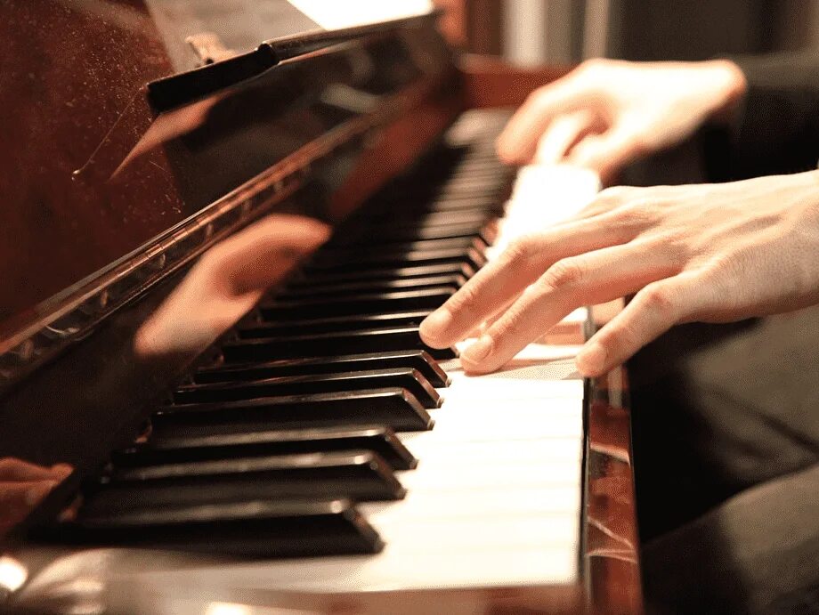 Музыку ютуб пианино. Фортепиано. Игра на фортепьяно. Игра на рояле. Играть на пианино.