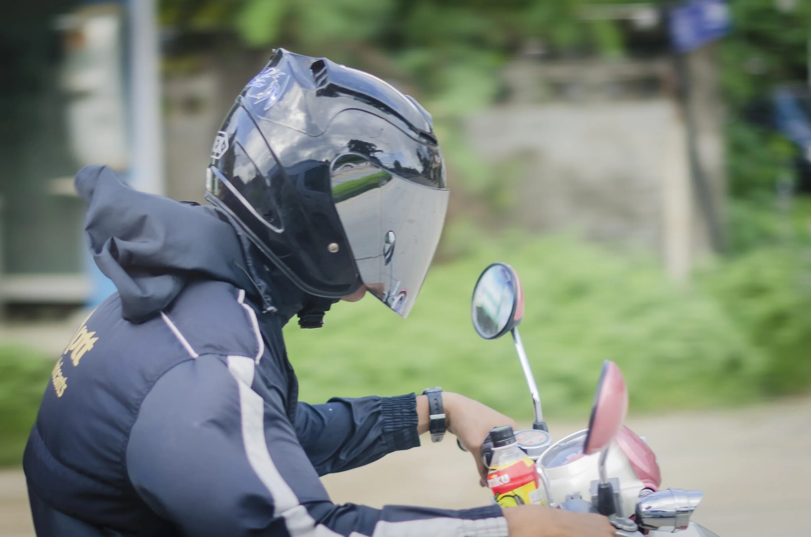 Мотоциклист в шлеме. Человек в мотошлеме. Шлем для мотоцикла. Каска мотоциклиста.