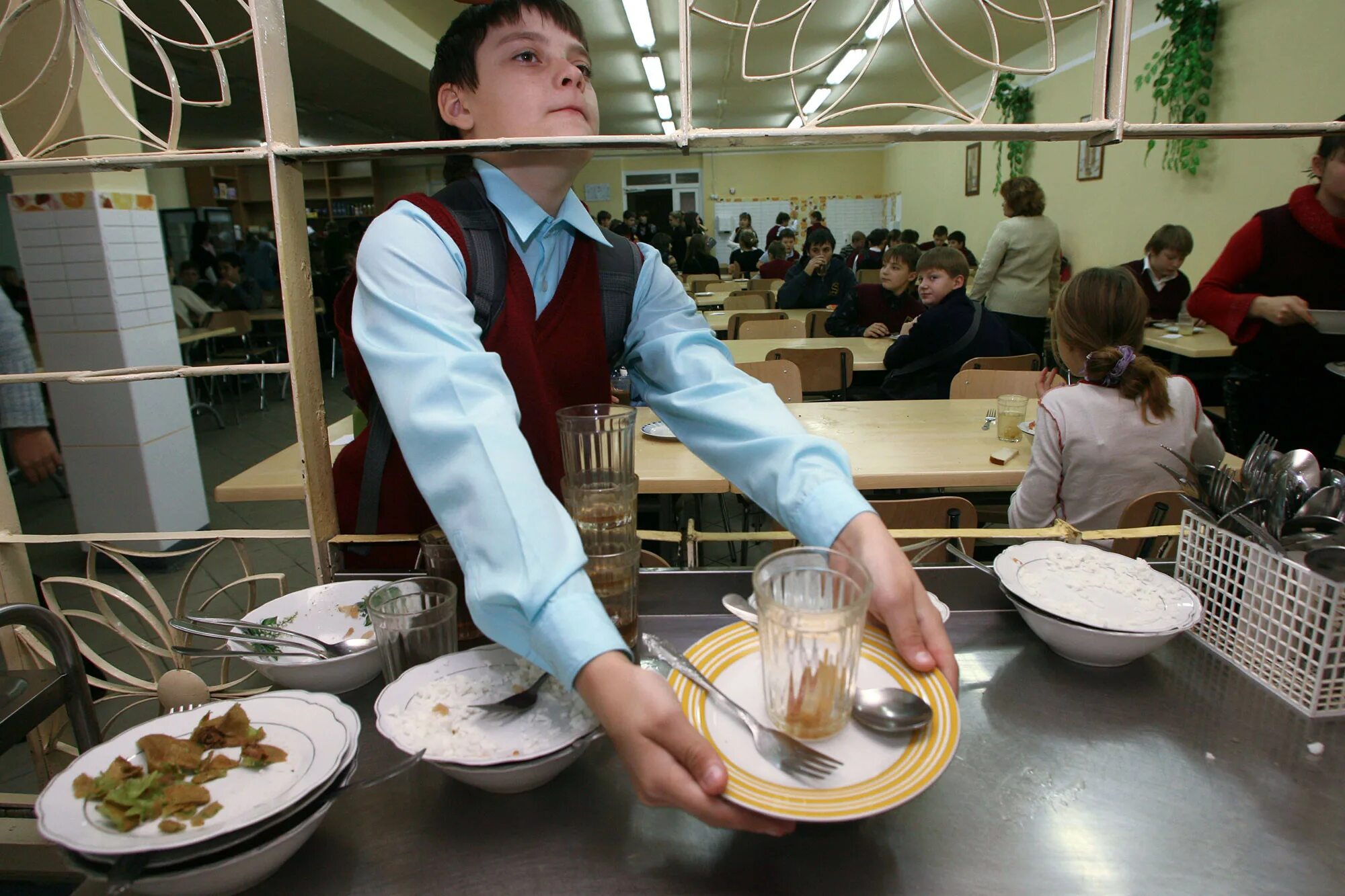 Диалог обед. Тарелки в школьных столовых. Школьники в столовой. Ученики в столовой. Школьники в столовой убирают посуду.