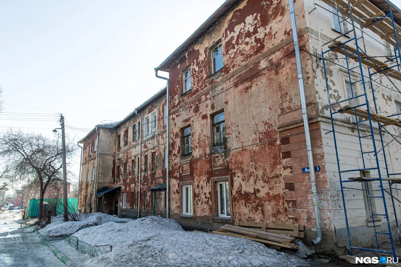 Бараки на степной новосибирск. Барак дом новосибирск. Аварийные дома в новосибирске. Барак дом новосибирск. Расселение новосибирска.