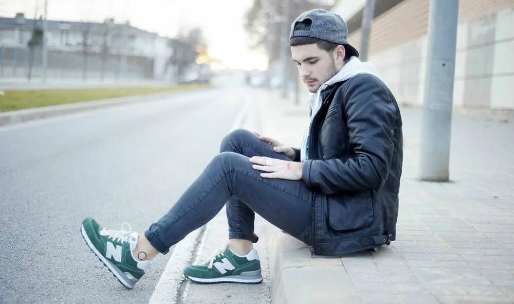 Как правильно одевать кроссовки. Кроссовки нью бэланс 574. new balance 574 аутфит. new balance 574 lookbook. кеды нью бэлэнс.