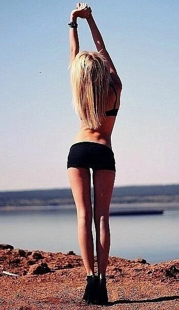 Sienna vika. Стройные девочки. Девушка блондинка сидит боком. Блондинка без лица. Худые девушки в купальниках.