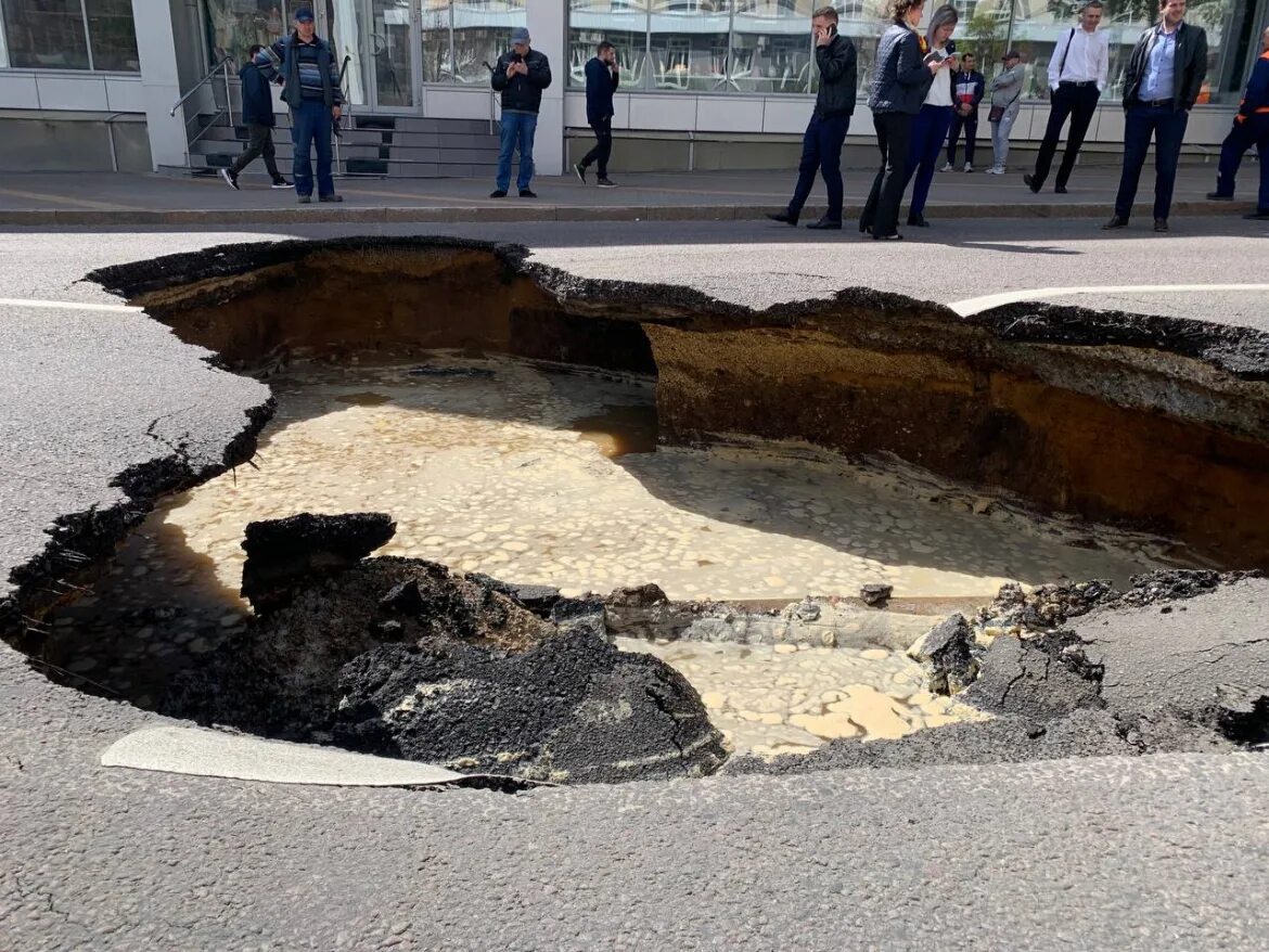 Где провалился асфальт. Провалился асфальт на Советской Липецк. Провалился асфальт в Липецке. Провал асфальта. Обвал дороги в Липецке.