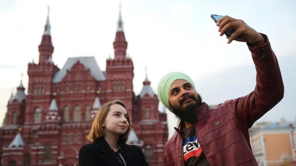 Иностранные туристы в Москве. Туристы в Москве. Туристы на красной площади. Иностранцы на красной площади.