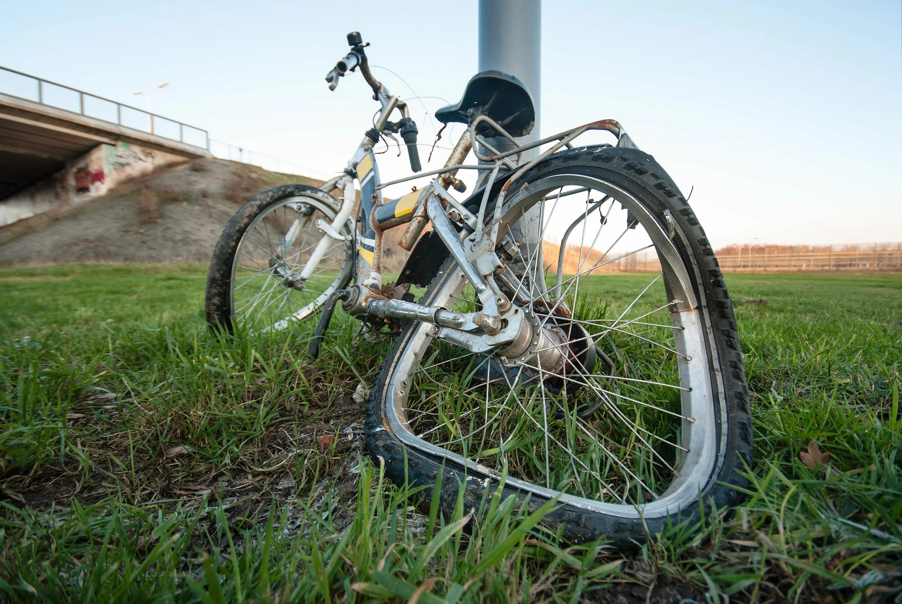 Broken bike. Поломанный велосипед. Сломанный велик. Разбитый велосипед. Погнутый велосипед.