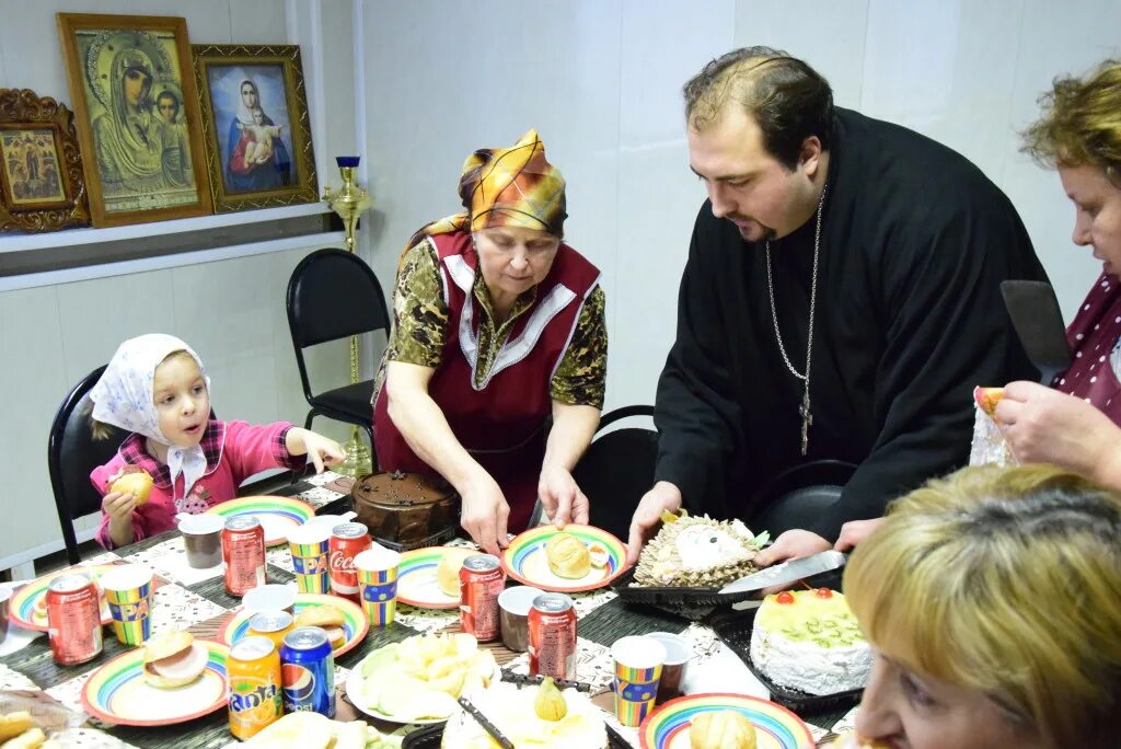 09 повар, кондитер. Пекарь. Повар в храме фото. Работники столовой. Работа повар в храм.
