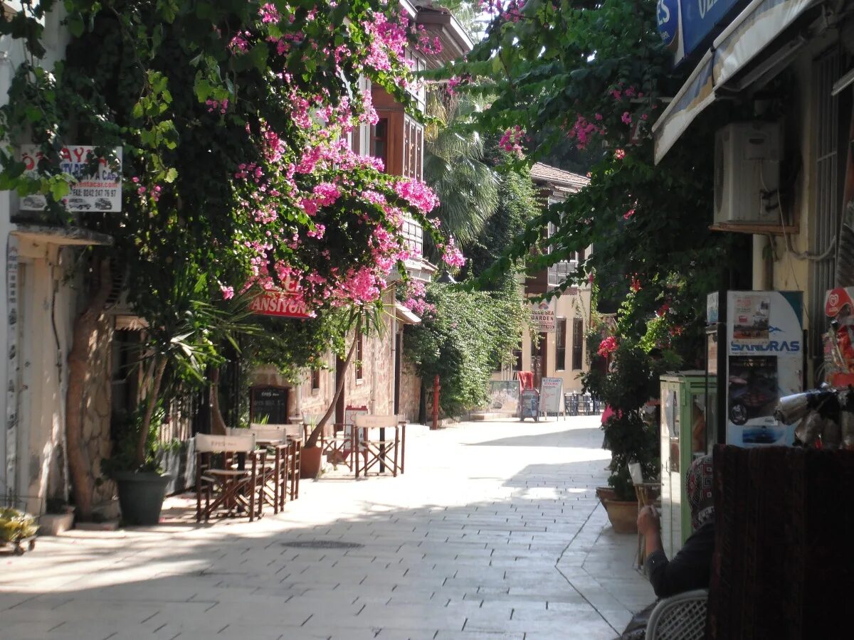 Street of flowers. Анталия улочки. Улочки Испании. Цветы на улице. Старые улочки Италии с цветами.