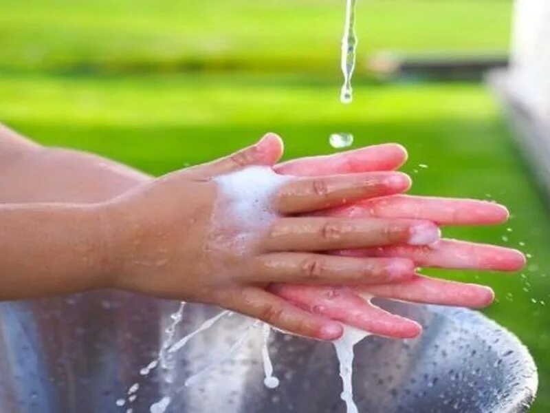 Техничка для подъезда. Подметает пол. Мыть руки. Человек моется. Сон мыть двор.