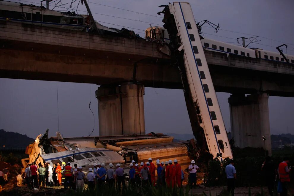 Транспортные аварии железнодорожные. Крушение поезда сантьяго де компостела. Аварии и катастрофы на железнодорожном транспорте. Железнодорожнаеаварии. Крушение поезда в шри ланке 2004.