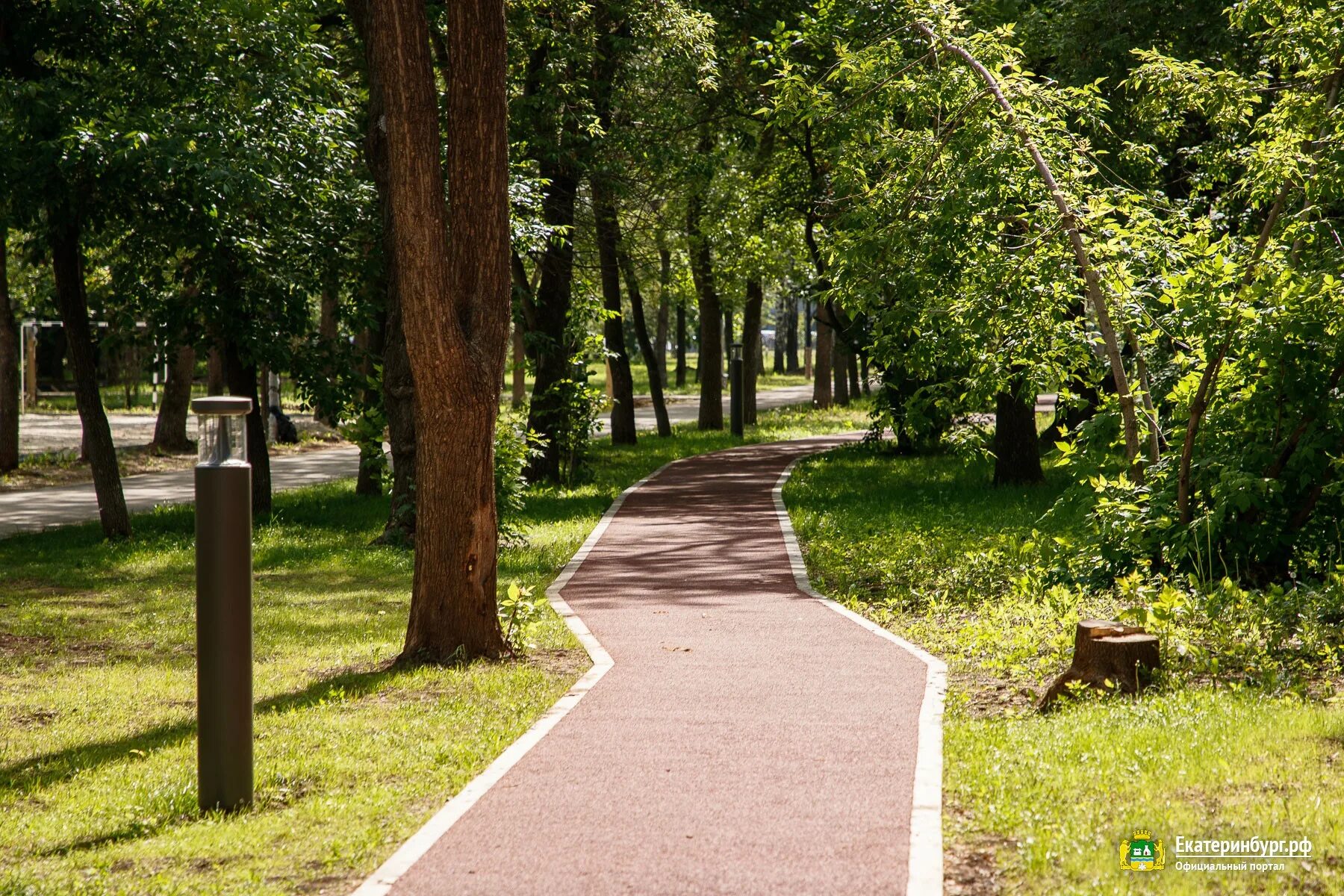Парк зеленая роща екатеринбург. Боковая аллея. Аллея махачкала. Аллея в парке. Пару партсъезда 22екатеринбург.