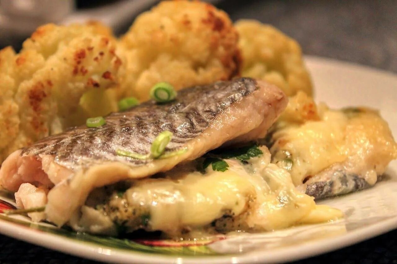 Филе хека вкусно. Хек запеченный. рыба хек в духовке. хек в духовке самый вкусный. филе хека в духовке.
