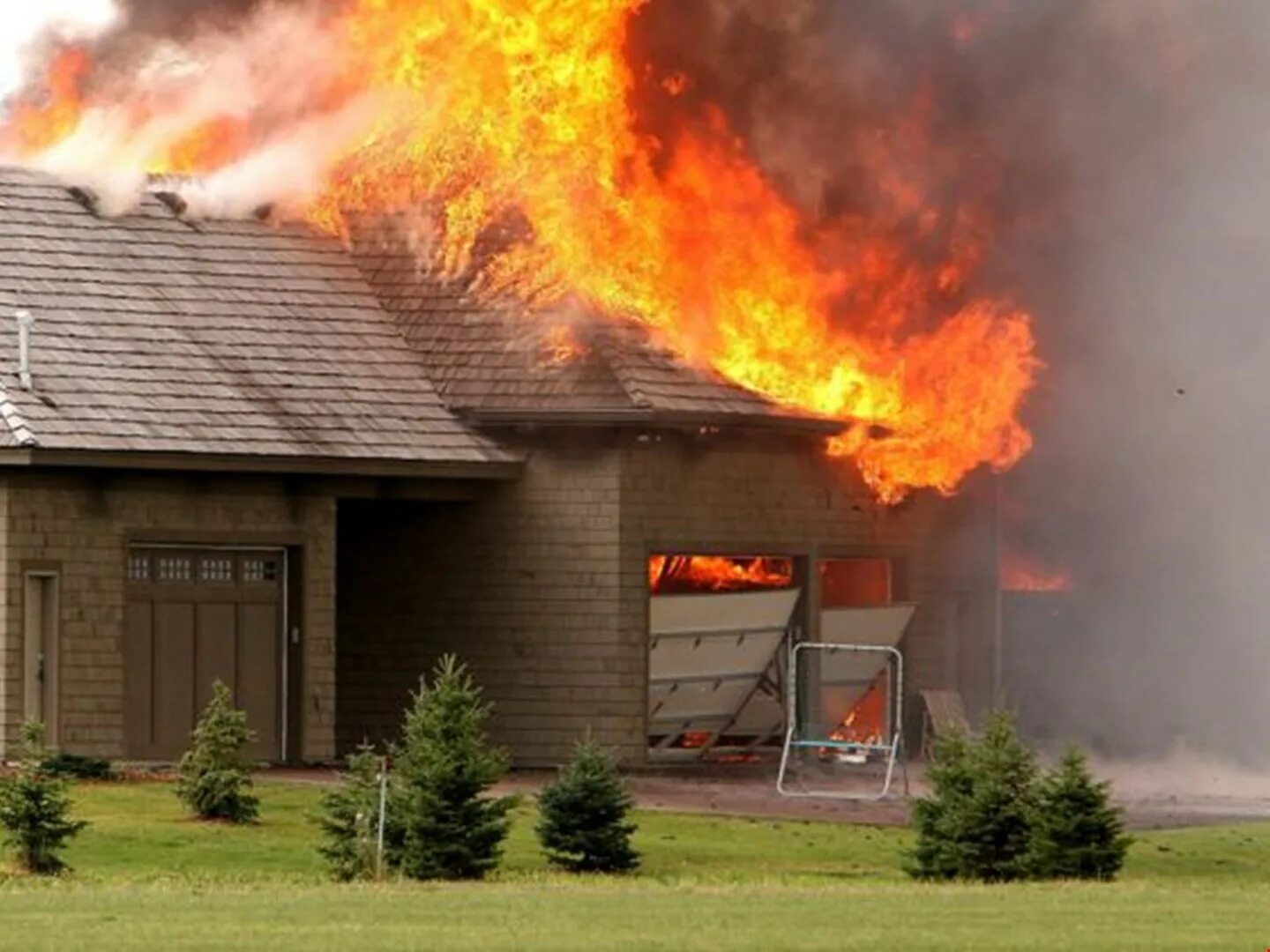 Горит бедный дом. Горящий дом. Горит бедный дом. Сгоревший деревенский дом. Горящий дом.