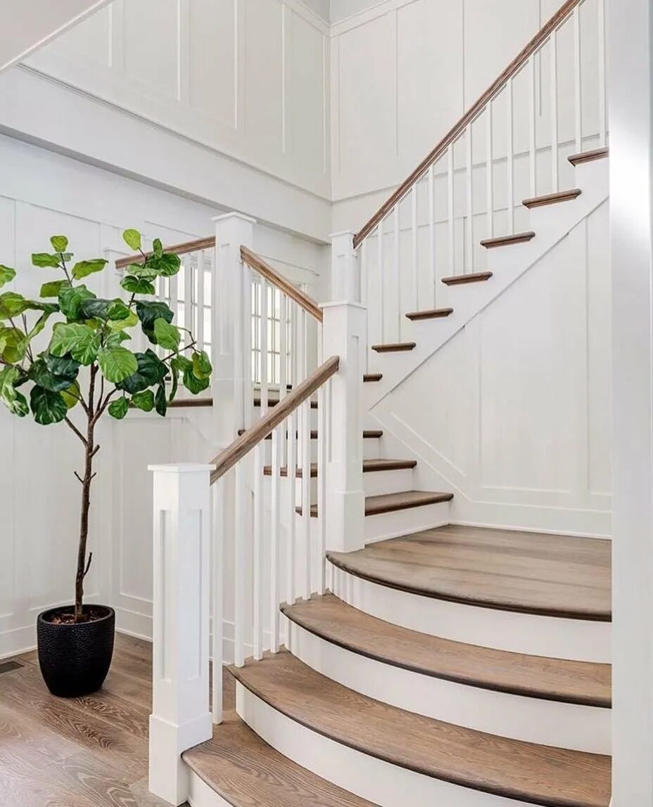 Белая деревянная лестница. Лестница в доме. Лестница в интерьере. Лестница в светлых тонах. Светлые ступеньки