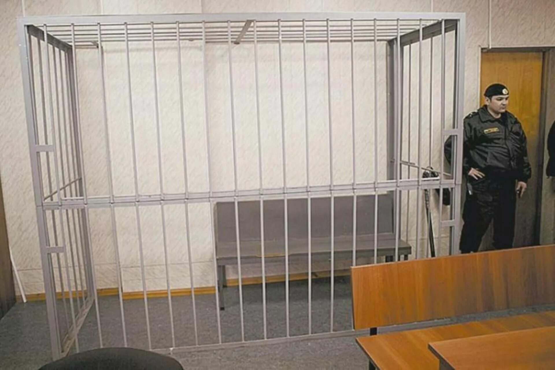 Клетка для подсудимых. Суд решетка. Клетка для заключенных. Тюремная клетка.