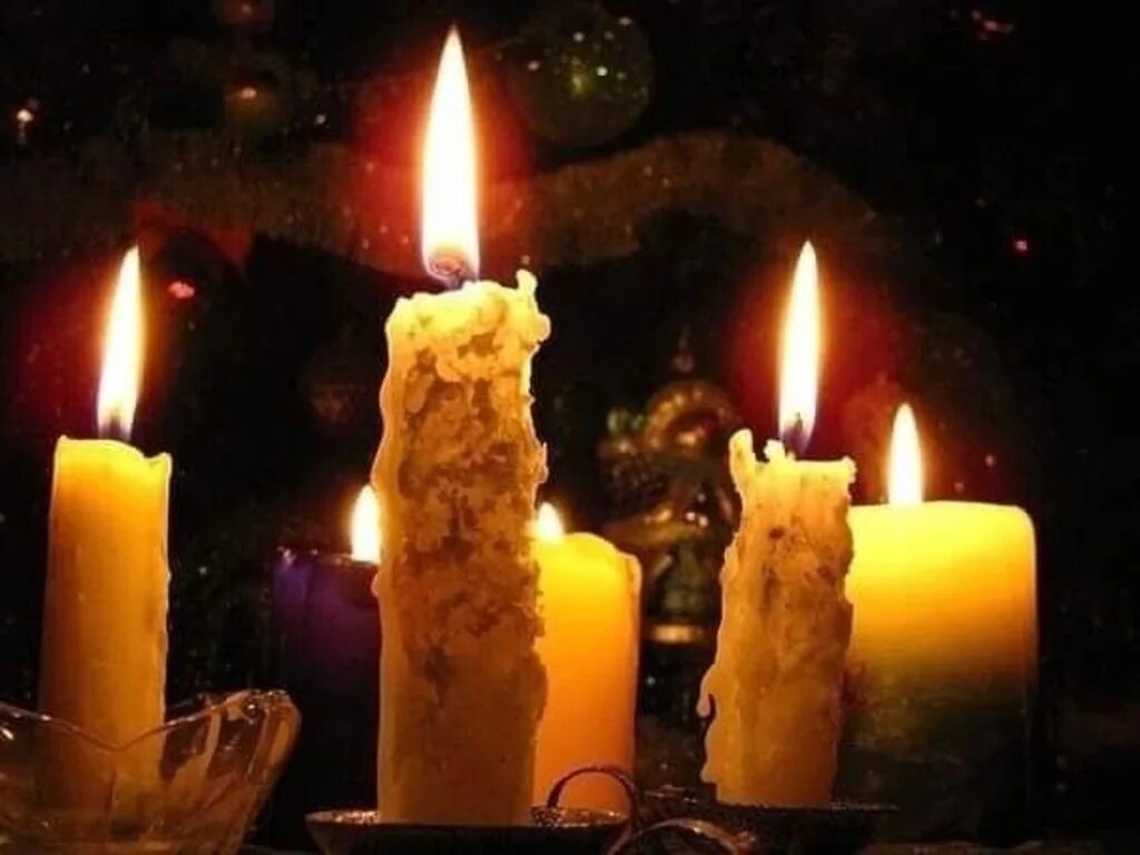 Горящие восковые свечи. Свечи плачут воском. Наплывы на восковой свече. Горящая восковая свеча.