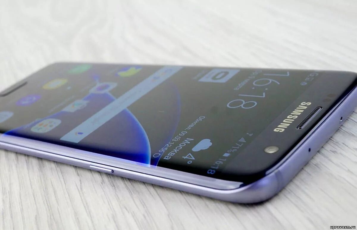 Гнутый самсунг. Самсунг 2017 галакси изогнутый. Самсунг галакси с изогнутым экраном 2016. Samsung с изогнутым экраном смартфон. Смартфон самсунг галакси с закругленным экраном.