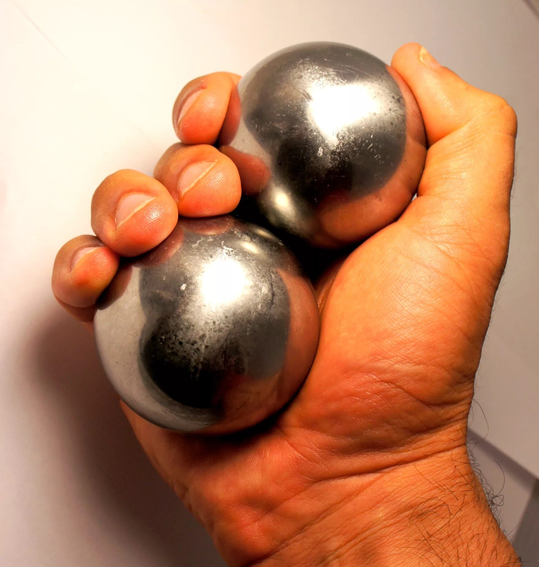 2 железных шара. Шары Гантань. Металлический шарик. Железный шар. Титановый шар.