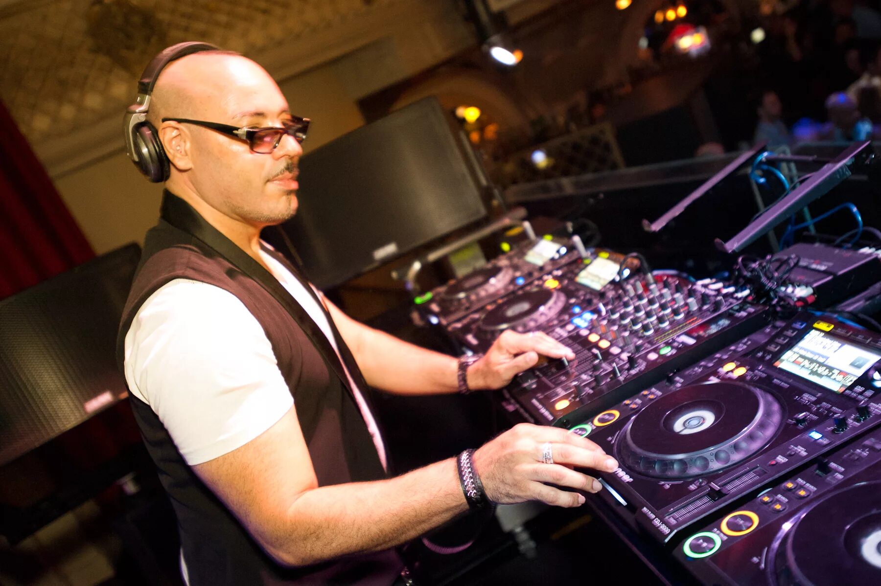 Miami kazaku records. Майами dj. Dj miami. Dj роджер. Индиго диджей.