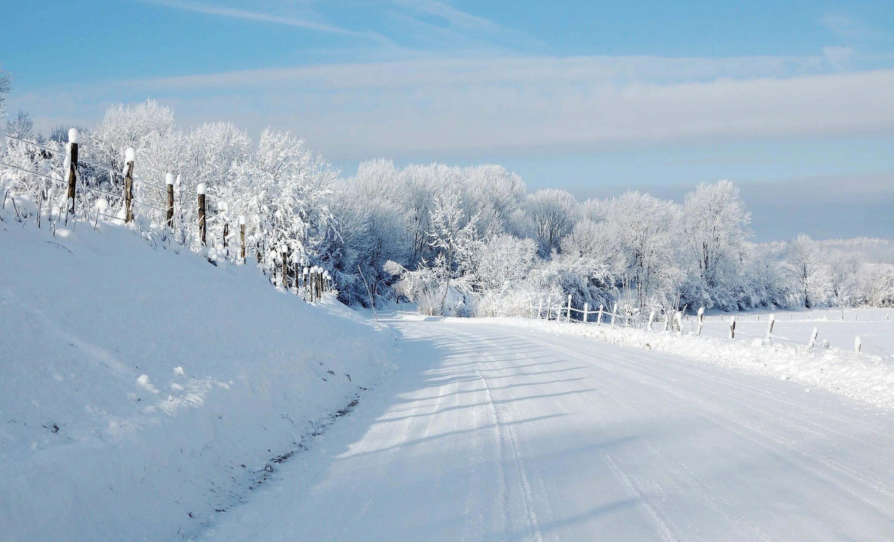 На дороге снег лежит. Зимнее поле. Зимняя дорога. Снежное поле. Заснеженная дорога в поле.