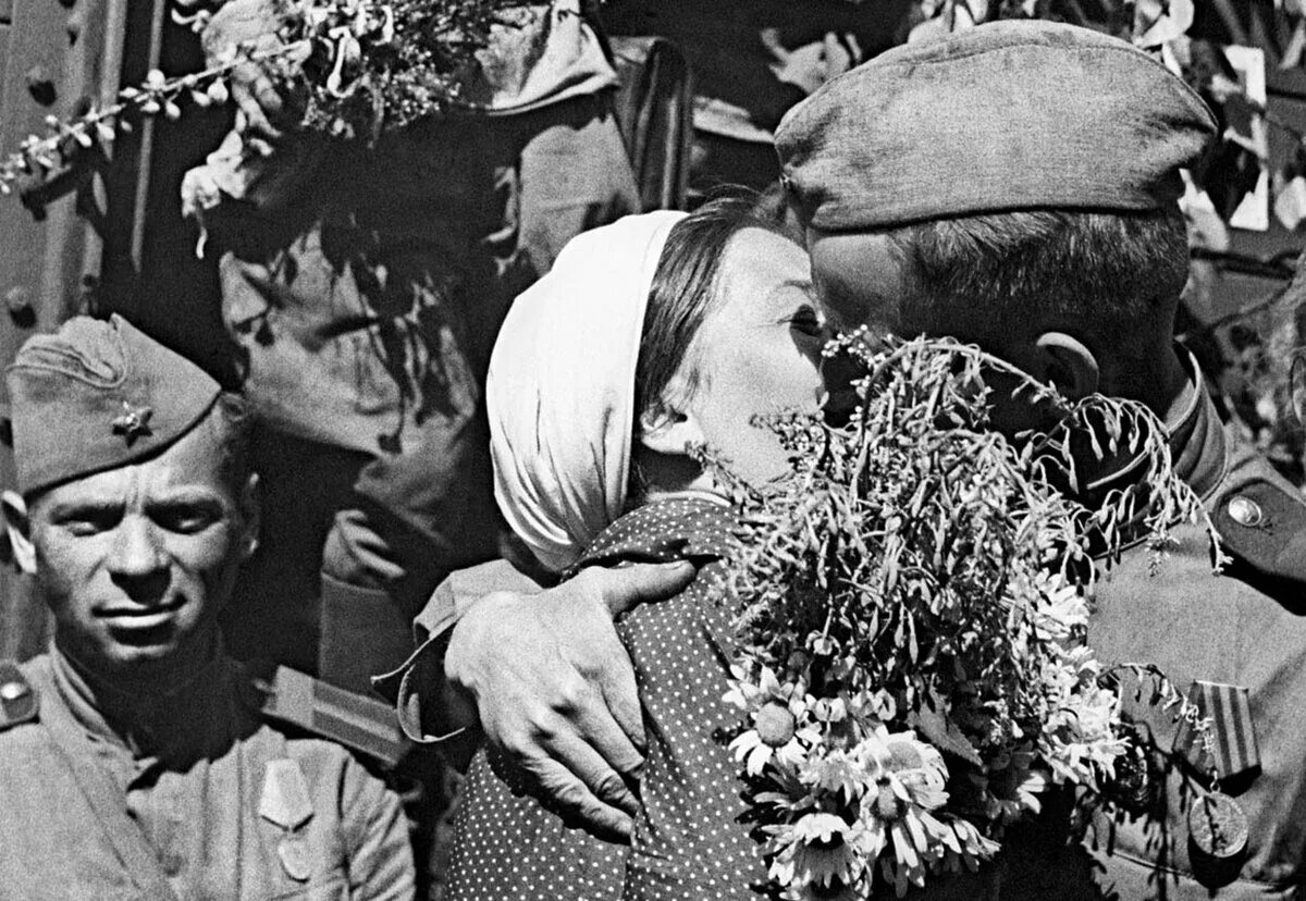 Фото победы великой отечественной войны 1941 1945. Кадры Победы 1945. Победа в Великой Отечественной войне 1941-1945. 1945 Победа в Великой Отечественной войне. Встреча советских солдат освободителей 1943.