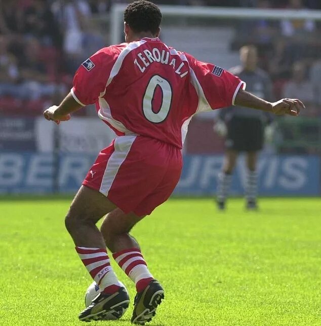 номера знаменитых футболистов. роналдиньо и месси. хави эрнандес 6 номер. необычные номера футболистов. номера футболистов.