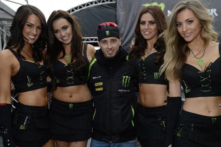 Группа sugababes хайди. Программа 4 девушки. Певицы группы тутси. Девушки в играх. Четыре девицы.